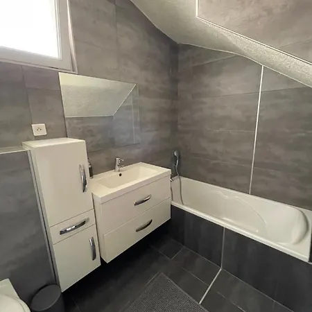 Apartment Bes,, Chaleureux Et Confortable Avec Entree Independante
