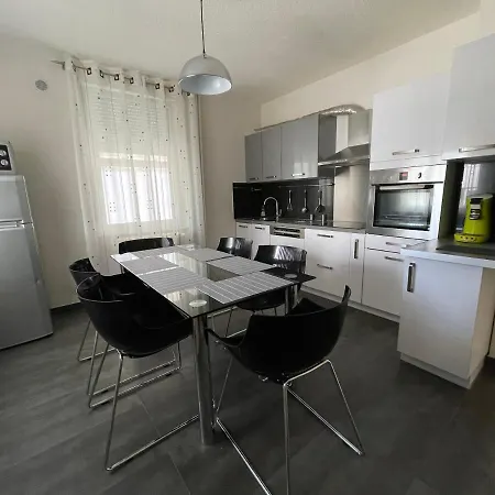 شقة Bes,, Chaleureux Et Confortable Avec Entree Independante *